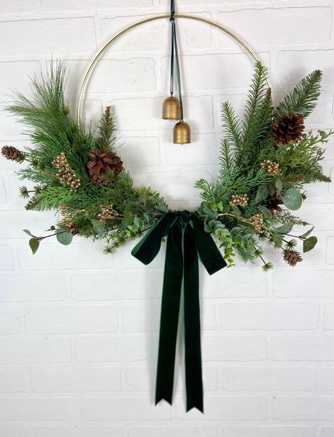 Winter Hoop Wreath, Hoop Christmas Wreath, Metal Wreaths, Natal Boho, Bead Wreaths, Cedar Greenery, Modern Farmhouse Christmas, Green Velvet Ribbon, Olive Green Velvet