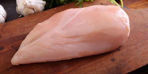 This Is What the White Striping On Your Chicken Breast Really Means | Fair warning: This may make you a little queasy. Food Portion Sizes, Courge Spaghetti, Raw Chicken Breast, Paprika Chicken, Raw Chicken, Crockpot Dishes, Chinese Cooking, Stir Fries, Meat Chickens