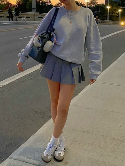 Styling Pleated Skirt Mini, Pleated Skirt With Converse, Outfit Ideas Skirt Short, Grey Mini Skirt Outfit Summer, Light Gray Skirt Outfit, Skirt With Baggy Shirt, Skirt And Pullover Outfit, Sambas And Skirt Outfit, Sambas Adidas Women Outfit Skirt