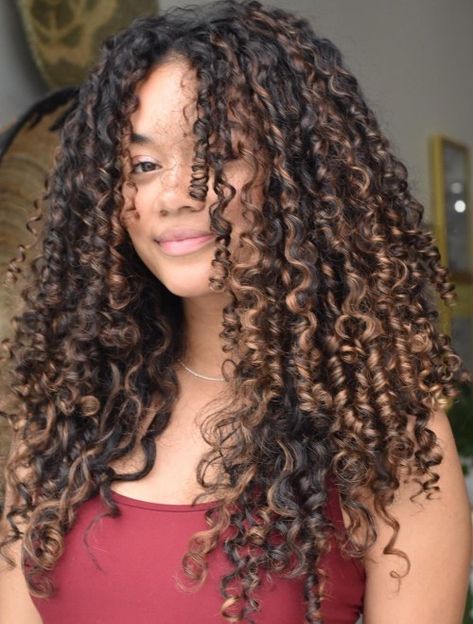 Curly Layered Haircuts, Curly Hair Color Ideas, Layered Curly Haircuts, Curly Hair Color, Curl Types, Dark Curly Hair, Dyed Curly Hair, Natural Curly Hair Cuts, Highlights Curly Hair