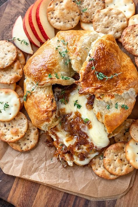 This baked brie is topped with balsamic caramelized onions and wrapped in puff pastry, making for an elegent yet warm and cozy appetizer! | thecozyapron.com #bakedbrie #bakedbrieinpuffpastry #bakedbrierecipes #bakedbrieeasy #bakedbrieappetizer Brie Cheese With Caramelized Onions, Baklava Baked Brie, Fall Brie Recipes, Dried Figs What To Do With, Rustic Baking, Onion Appetizers, Baked Brie Recipes, Pastry Making, Brie Recipes