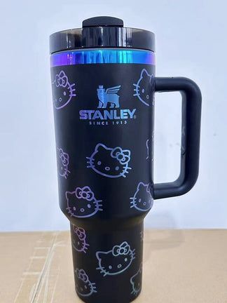 Kuromi Tumbler Cup, Hello Kitty Stanley Cup, Bedazzled Things, Kuromi Room, Copo Stanley, Hello Kitty Water Bottle, Hello Kitty Merchandise, Rhinestone Cups, Hello Kitty Rooms