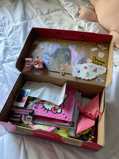 Cute Diy Box Ideas, Things To Do With Shoe Boxes, Aesthetic Box Gift, Couples Memory Box Ideas, Memorie Box Aesthetic, Box Of Memories Aesthetic, Memory Box Ideas Diy Boyfriend, Diy Memory Box Ideas, Memory Box Aesthetic