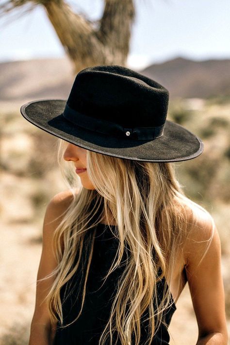 f670ef5d2d6bdf8f29450a970494dd64desc47289392ri Boho Photoshoot, Hat Photography, Boho Looks, Western Photoshoot, Classy Cowgirl, Chica Cool, Chapeau Cowboy, Country Girls Outfits, Western Hats