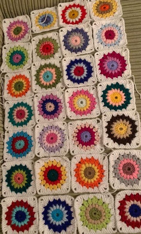 Starburst Granny Square Bag, Granny Square Starburst, Starburst Granny Square Pattern, Crochet Starburst Granny Square, Sunburst Granny Square Blanket, Starburst Crochet, Crochet Starburst, Starburst Granny Square, Granny Square Step By Step