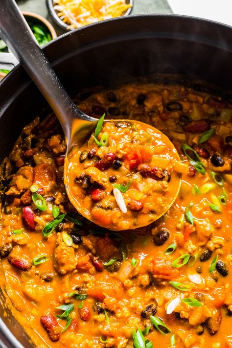 This turkey pumpkin chili is full of rich ground turkey, beans, pumpkin, and a little jalapeño kick! Cinnamon Chili Recipe, Turkey Chickpea Chili, Pumpkin Chili Turkey, Crock Pot Turkey Pumpkin Chili, Pumpkin Beef Stew, Ground Turkey Pumpkin Chili, Slow Cooker Turkey Pumpkin Chili, Pumpkin Chilli, Turkey Chilli