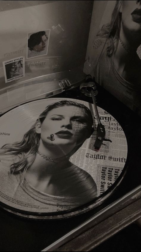 Rep Aesthetic, Reputation Wallpaper, Music Whisper, Vinyl Aesthetic, Estilo Taylor Swift, Taylor Swift Posters, Vinyl Cd, Taylor Swift Videos, Taylor Swift Album