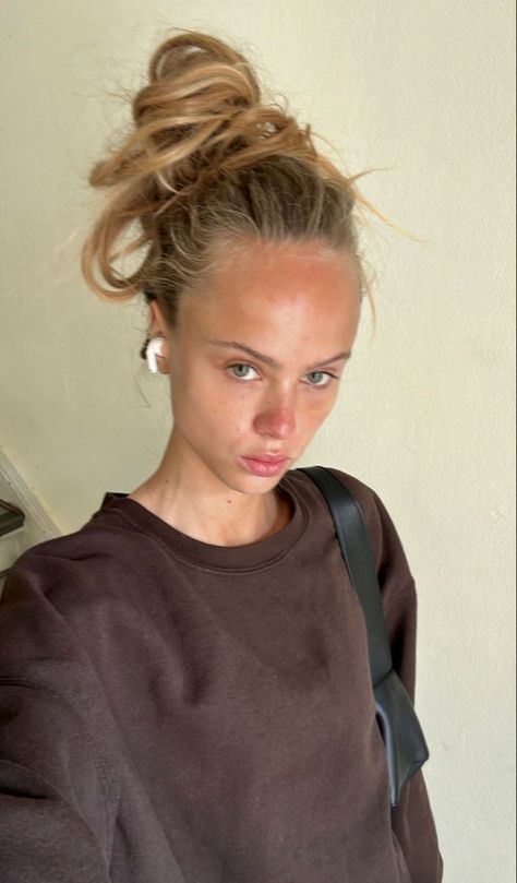 @oliviavinten Olivia Vinten Hair, Forehead Aesthetic, Big Forehead Aesthetic, Olivia Vinten, Girl Vibe, Big Forehead, Simple Pictures, Model Inspo, Model Life