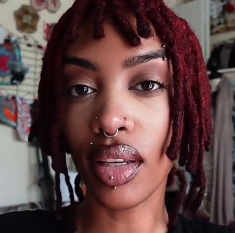 Vertical Labret Piercing Black Women, Lip Piercing Black Women, Gold Vertical Labret, Nb Aesthetic, Pretty Piercings, Ashley Piercing, Vertical Labret Piercing, Vertical Labret, Photography Reference