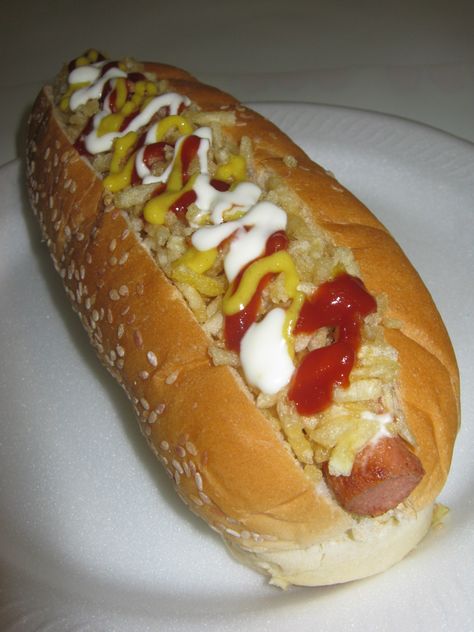 Hot Dog Clásico 100% Vegano (con salchicha vegetal, lechuga, ketchup, mayonesa vegana, ketchup BBQ y papitas fosforito) ¡Una delicia! Sólo aquí en Veggie Fast Food  :-D  https://www.facebook.com/veggiefastfoodec Kira Yagami, Wedding Illustration, Food Cravings, Hot Dogs, Sandwiches, Vegan Recipes, Dinner Recipes, Easy Meals, Yummy Food