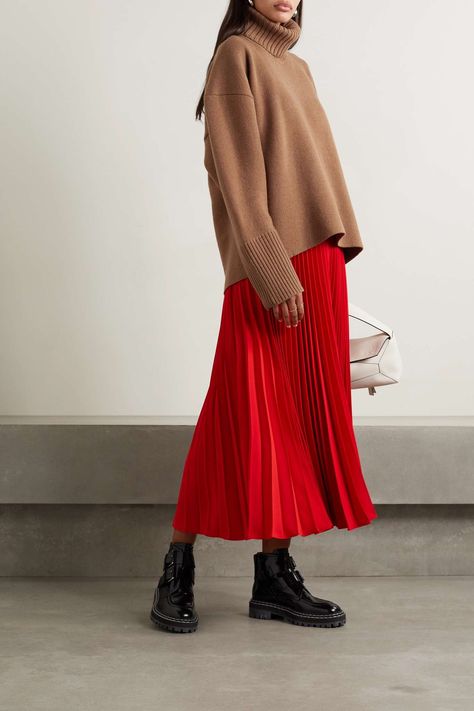 Red Pleated Skirt Outfit, Camel Outfit, Tan Outfit, Red Pleated Skirt, Pleated Skirt Outfit, Red Turtleneck, Brown Outfit, Large Sweaters, Red Skirts