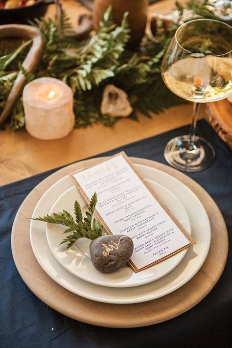 Stone Place Cards Wedding, Rock Place Cards, Pebble Name Places, Pebble Place Names Wedding, Dinner Party Place Setting Ideas, Stone Place Cards, Place Card Ideas Dinner Party, Dinner Party Place Cards, Rustic Place Cards