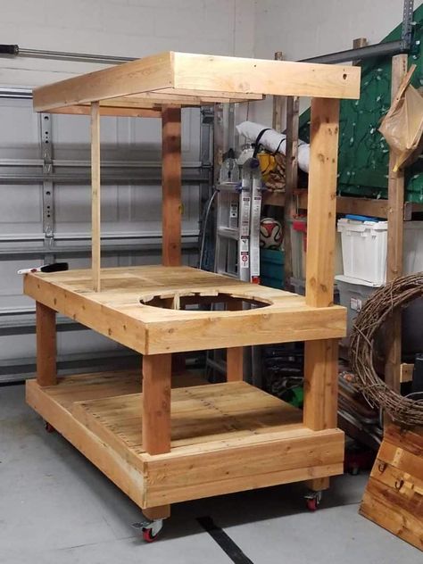 Bbq Surround Pallet Table • 1001 Pallets Bbq Surround, Pallet Bars, Big Green Egg Table, Grilling Station, Pallet Table Diy, Pallet Bar Diy, Wooden Dog House, Bbq Table, Garden Corner