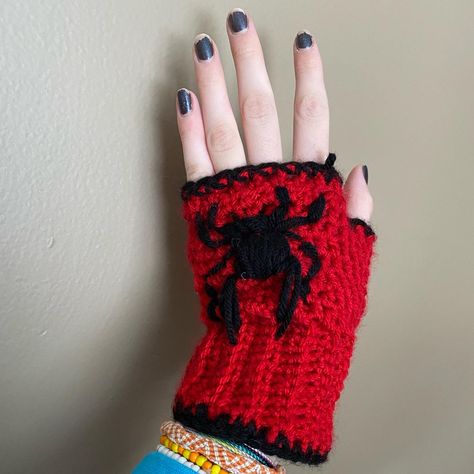 Spiderman Gloves Crochet, Crochet Marvel, Marvel Crochet, Spiderman Crochet, Crochet Case, Beginner Crochet Tutorial, Yarn Thread, Crochet Gloves, Crochet Fashion Patterns