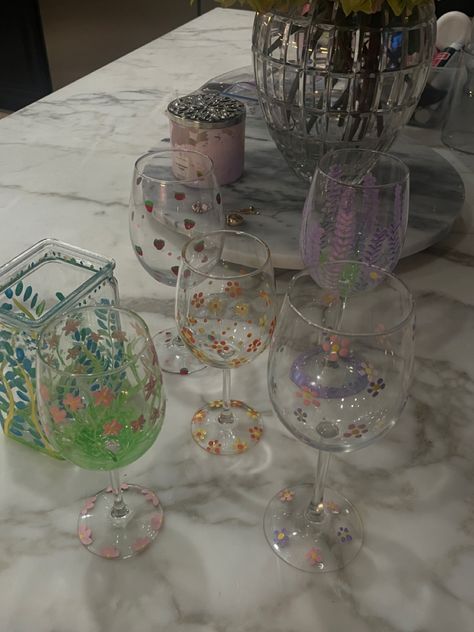 Girls Night Wine Glass Painting, Wine Cup Painting Ideas, Painting Wine Glasses Diy, Girls Night Painting, Decorating Wine Glasses, Glass Cup Painting Ideas, Wine Glass Diy, Paint Wine Glasses, Wine Glass Painting