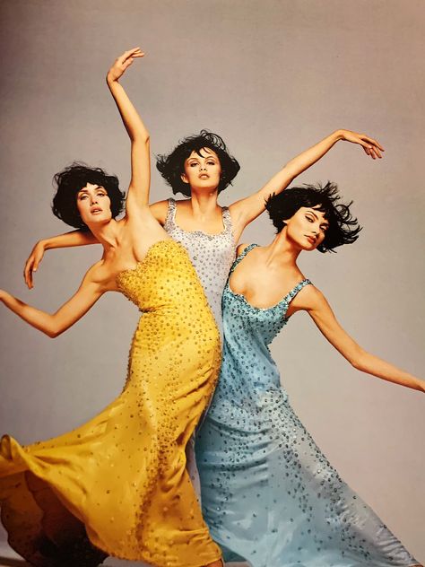 Photographed by Richard Avedon #versace #gianniversace #ambervalletta #trishagoff #shalomharlow #90fashion #90smodels #fw95 #fw96 Nineties Fashion, Versace Wallpaper, Shalom Harlow, Amber Valletta, Model Magazine, 90s Models, Versace Couture, Richard Avedon, Gianni Versace