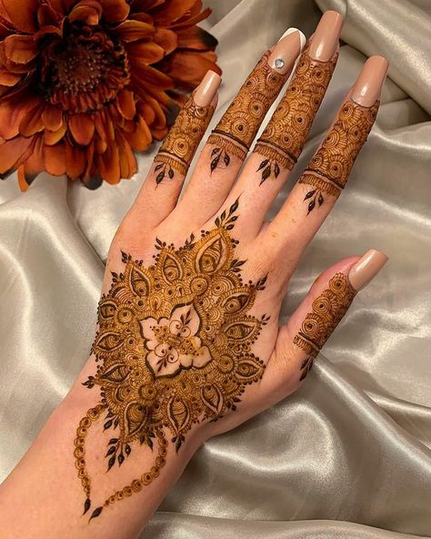 Henna Freckles, Mehndi Designs Finger, Henna Hand Designs, Indian Henna Designs, Tattoos Henna, Pretty Henna, Henna Hand, Henna Tattoo Hand, Henna Brows