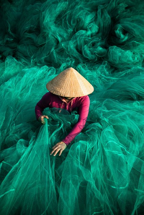 fish nets hoi an, vietnam Famous Portrait Photographers, Air Photography, Sapa Vietnam, Famous Portraits, Vietnam Voyage, Fishing Photography, Hanoi Vietnam, Fishing Net, French Photographers