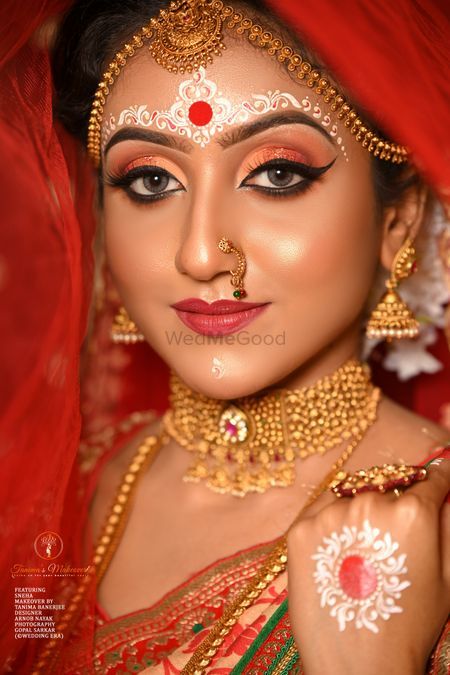 Bengali Bridal Makeup Wedding, Bengali Makeup Look, Kumkum Design, Kolka Art, Layers Around The Face, Bengali Makeup, Kolka Design, Bridal Makup, Makeup Artist Course