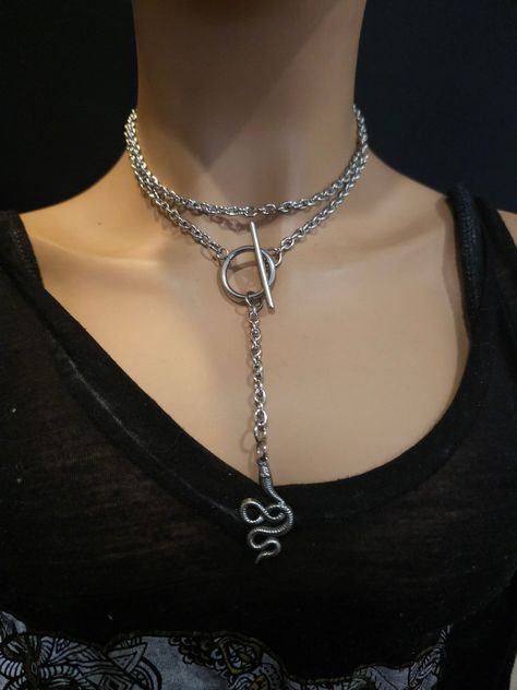 This is an elegant minimalist style stainless steel lariat slip chain necklace with snake drop pendant. Great for every day wear, makes a statement without saying a word.  This is all stainless steel cable chain, loop, and pendant, so it is hypoallergenic, waterproof, sweatproof and will never tarnish. Length is measured from toggle bar to toggle circle. Goth Body Chain, Slip Chain Necklace, Enby Hair, Slip Chain, Jewelry Goth, Punk Necklace, Edgy Accessories, Chain Loop, Goth Jewelry