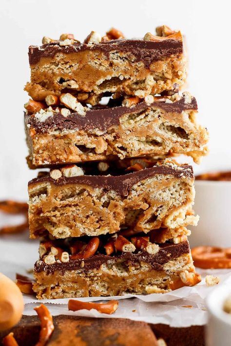 Peanut Butter Chex Bars - Fit Foodie Finds Chex Peanut Butter Bars, Chex Peanut Butter, Chex Dessert, Chex Bars, Peanut Butter Chex, Corn Chex, Fit Foodie Finds, Butter Bars, Fit Foodie