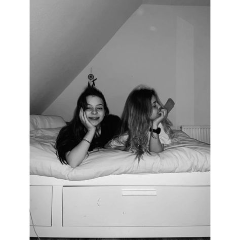 Photo Ideas With Bestie At Home, Best Friend Sleepover Pictures, Cute Friend Poses, Poses Photoshoot, Sisters Photoshoot Poses, Bff Poses, Home Photo Shoots, Travel Picture Ideas, Sisters Photoshoot