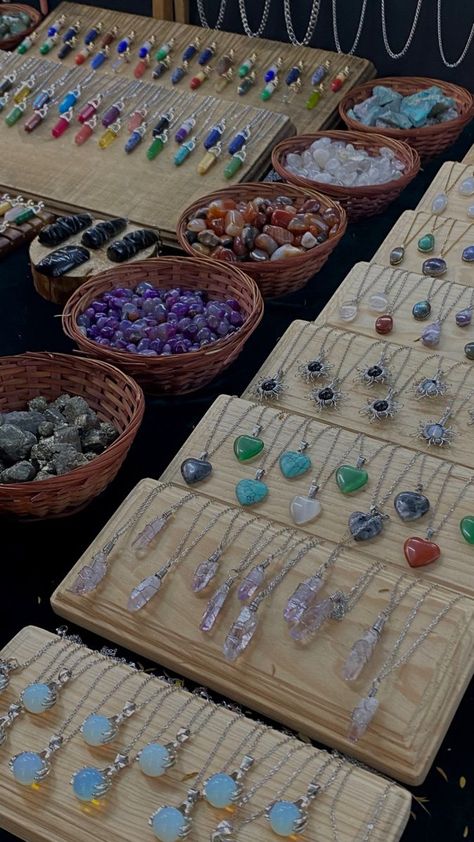 Flea Market Jewelry Display Ideas, Pendant Display Ideas, Crystal Vendor Booth, Crystal Market Stall, Jewellery Market Display, Jewelry Table Display Ideas, Jewellery Display Ideas Shops, Jewelry Market Displays, Jewelry Vendor Display