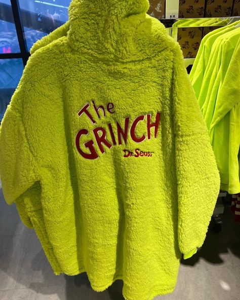 Grinch Clothes, Christmas Dreaming, Funny T Shirt Sayings, Pajama Fashion, Desi Fashion Casual, The Grinch, Spring Outfits Women, Simple Trendy Outfits, Desi Fashion