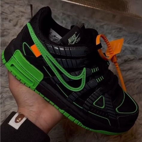 Off-White x Air Rubber Dunk 'Green Strike' Offwhite Dunks, Dunk Green, Off White X Nike, Jordan Shoes Girls, Baddie Outfits, Nike Dunks, Jordan Shoes, Girls Shoes, Nike Air