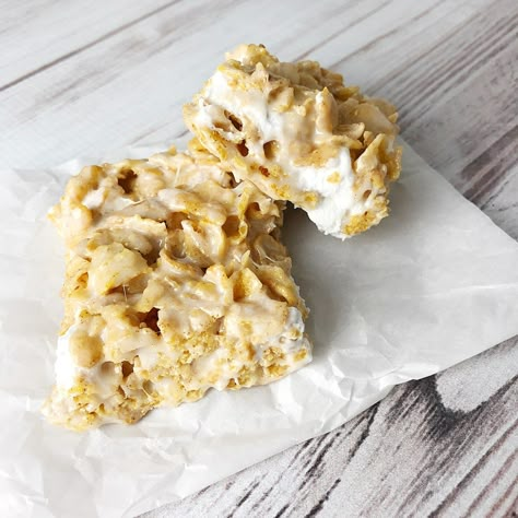 Peanut Butter Captain Crunch Bars, Reeses Cereal Recipes, Captain Crunch Recipes, Marshmallow Deserts, Desserts For Sale, Energy Bites No Bake, Book Treats, Captain Crunch Cereal, Cookie Of The Month