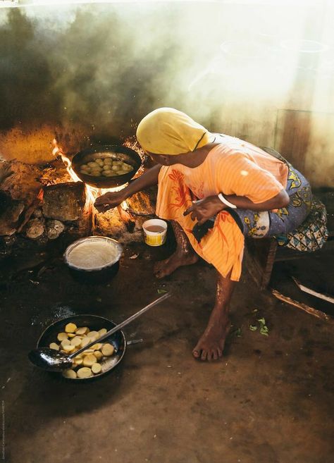 African Kitchen, Woman Cooking, African Life, Grandma Cooking, West African Food, Africa People, African Cooking, Making Bread, Village Photos