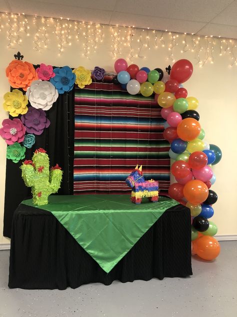 Mexican Theme Party Balloon Arch, Backdrop For Mexican Party, Mexican Party Balloon Decor, Mexican Party Backdrop With Balloons, Fiesta Backdrop Mexican, Fiesta Mexicana Ideas, Mexican Fiesta Cake, Mexican Centerpiece, Country Themed Parties