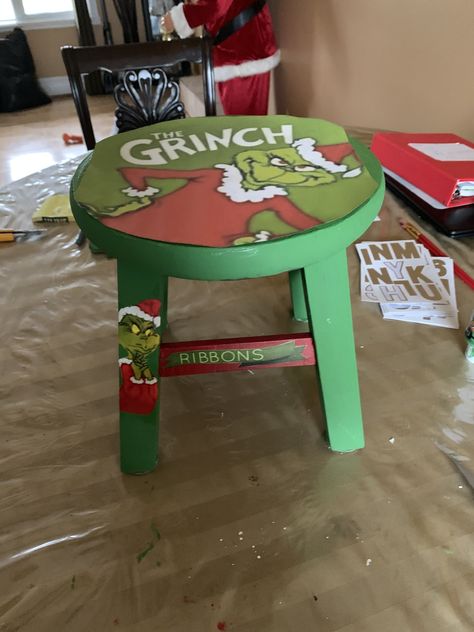 Grinch Chair, Teacher Chair, Grinchmas Party, Grinch Ideas, Grinch Decor, Grinch Stuff, Outdoor Christmas Diy, Grinch Decorations, Grinch Christmas Party