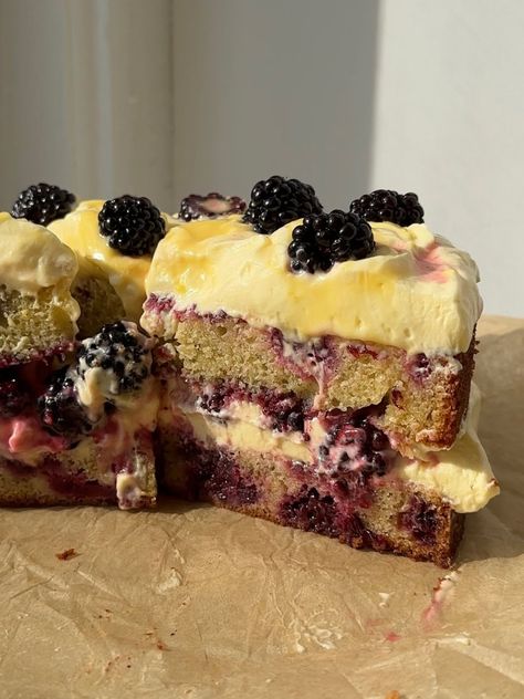 Lemon Blackberry Cake Blackberry Lemon Cheesecake, Lemon Raspberry Birthday Cake, Blackberry Baking, Blackberry Shortcake, Lemon Blackberry Cake, Blackberry Dessert Recipes, Pretty Recipes, Poppy Seed Cake Recipe, Mascarpone Whipped Cream