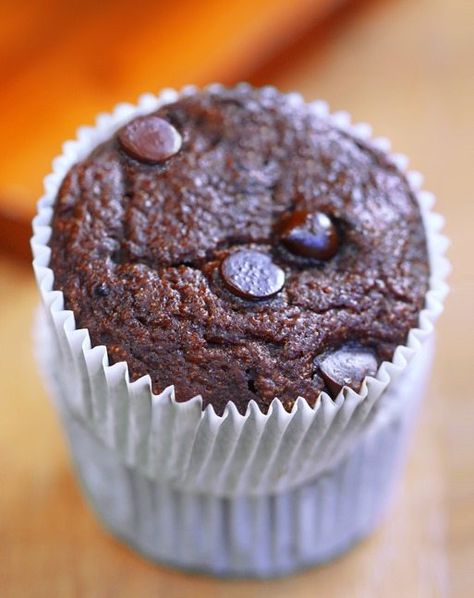 Here are 20 chocolatey recipes, for those days when you want to be healthy, but you're really craving a delicious chocolate breakfast! Kale Muffins, Healthy Chocolate Breakfast, Chocolate Breakfast Recipes, Chocolate Covered Katie, Chocolate Muffin Recipe, Double Chocolate Muffins, Chocolate Breakfast, Under 100 Calories, Healthy Muffins