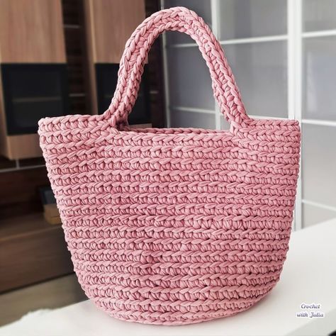 Learn how to crochet a popular TOTE BAG with T-shirt yarn. Clear and detailed tutorial for beginner crocheters 💕 Tshirt Yarn Crochet Purse Pattern, Crochet Hand Bag Pattern Free, Crochet Bag Tshirt Yarn Free Pattern, Tshirt Yarn Bag Pattern Free Crochet, Tshirt Yarn Tote Bag, T Shirt Yarn Projects Free Pattern, T Shirt Yarn Bags Free Pattern, Crochet Tshirt Yarn Pattern, Crochet Shirt Yarn Bag