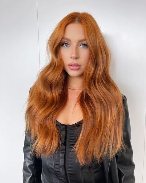 MAX GOURGUES on Instagram: "This girl is on fiiiireeee 🔥🔥 @audrey.dussault #Haircolor #Redken #Chromatics Zone1 6G + 08G + 7C + 10Vol / #Gloss #ShadesEq #ShadesEqGloss 09G + 09Aa + 08Wg + 08C + Orange Kicker + Processing Solution #redhead #balayage" Redhead Balayage, Redken Chromatics, Hair Color Formulas, Ginger Hair Color, Natural Redhead, Pretty Hair Color, Hair Flip, Copper Hair, Strawberry Blonde