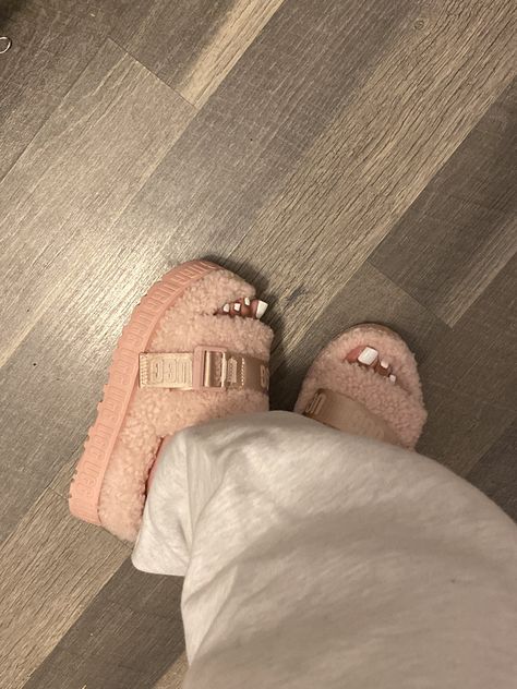 Slippers Outfit, Fluffy Shoes, Slides Outfit, Cute Slides, Ugg Slides, Ugg Sandals, Pretty Shoes Sneakers, Pastel Outfit, Fresh Shoes