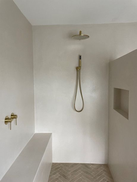 Bathroom Stucco Walls, Morrocon Bath Interior, Concrete Style Bathroom, Micro Cement Bathroom Wet Rooms, Microcrete Bathroom, Plaster Shower Walls, Venetian Plaster Bathroom, Micro Cement Bathroom, White Minimalist Bathroom