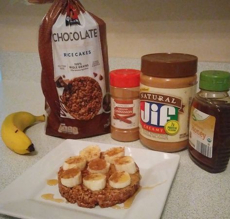 Chocolate rice cake + PB + banana + honey = 286 calorie sweet & savory snack Rice Cake Calories, Rice Cake Recipes Healthy, Rice Cakes Toppings, Rice Cakes Healthy, Chocolate Rice Cakes, Rice Cake Snacks, Chocolate Calories, Snack Sani, Cake Snack