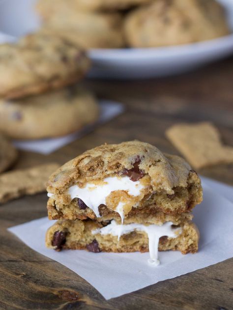 Marshmallow-Stuffed S'mores Cookies S Mores Cookies, Smores Cookies, Chewy Cookies, S'mores, Think Food, Snacks Für Party, Chewy Cookie, Yummy Sweets, Graham Cracker