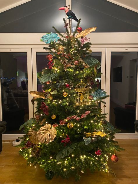 Birds Of Paradise Christmas Tree, Tropical Xmas Tree, Jungle Christmas Decorations, Plant Themed Christmas Tree, Jungle Christmas Tree, Tropical Christmas Tree Ideas, Bird Christmas Tree Theme, Summer Christmas Tree Ideas, Bf Activities