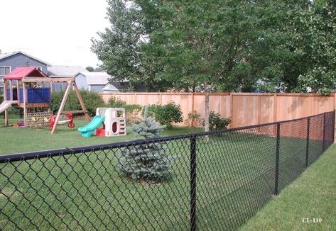 side yard privacy fence ideas. #fenceideas #woodfenceideas #privacyfenceideas Yard Privacy Fence Ideas, Black Chainlink Fence, Side Yard Privacy, Yard Privacy Fence, Black Chain Link Fence, Chainlink Fence, Privacy Fence Ideas, Landscaping Along Fence, Diy Outdoor Space