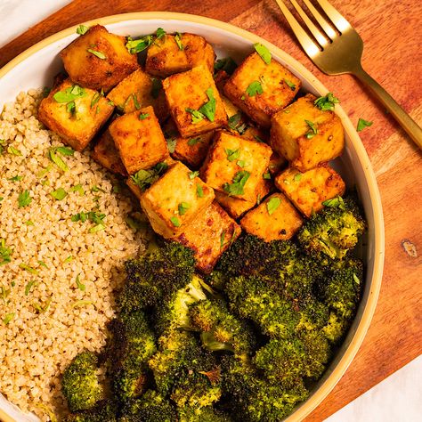 This savory & crispy oven baked tofu is easy to make and delicious. It is healthy and requires no frying, yum. Baked Tofu Crispy, Tofu Crispy, 500 Calorie Meals, Healthy Bowls Recipes, Healthy Bowls, Baked Tofu, Fried Tofu, Fries In The Oven, Middle Eastern Recipes