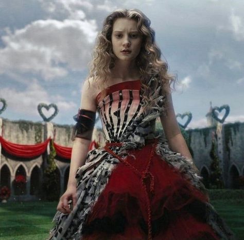 Iconic Halloween Costumes, Colleen Atwood, Tim Burton Characters, Alice In Wonderland Dress, Wonderland Dress, Alice In Wonderland Aesthetic, Mia Wasikowska, Tim Burton Art, Alice In Wonderland Costume