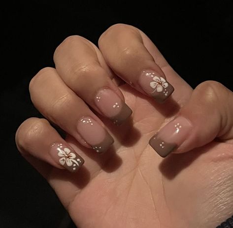 Short Square French Tip Nails With Flowers, Tropical Nails Acrylic Short, Pink Nail Flower Designs, Brown Hibiscus Nails, Hawaian Nail Design, Cute Hawaiian Nails, Classic Acrylic Nails, Brown French Nails, Hibiscus Flower Nails