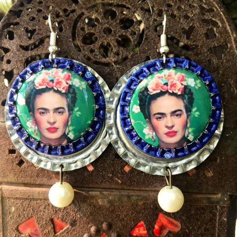 Creative Mirror Frame Ideas, Pink Handmade Jewelry, Freida Kahlo, Frida Kahlo Earrings, Mixed Media Necklace, Pictures Frames, Glam Jewelry, Eco Jewelry, Diy Jewelry Display