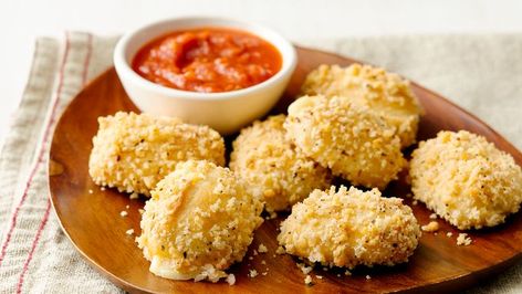 18 Delicious Ways to Use Panko Breadcrumbs - Pillsbury.com Italian Finger Foods, Mozzarella Bites, Baked Mozzarella, Restaurant Appetizers, Mozzarella Balls, Cheesy Appetizer, Rolls Easy, Cheese Plates, Pillsbury Recipes