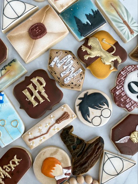 Harry Potter decorated sugar cookies make the perfect party favor or celebration sweet treat. #harrypotterparty #harrypottercookies #decoratedcookies #sugarcookies #harrypotterbirthday #seasonofthewitch #spookyseason #halloween #halloweencookiesdecorated #halloweencookies #harrypotterforever #harrypotterworld Harry Potter Sorting Hat Cookies, Harry Potter Cookies Birthday, Harry Potter Decorated Cookies, Harry Potter Cookies Royal Icing, Harry Potter Cookies Decorated, Harry Potter Sugar Cookies, Harry Potter Cookies, Flying Keys, Harry Potter Cards