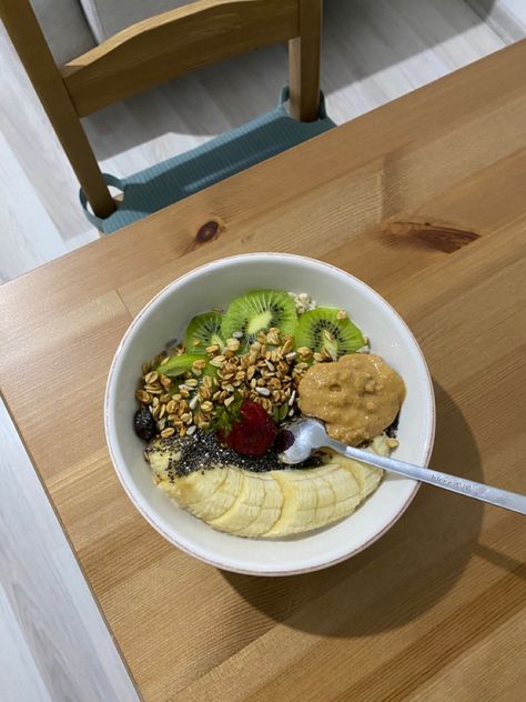 #goodmorning #breakfast #banana #kiwi #strawberry #peanutbutter #oats Breakfast Banana, Kiwi Strawberry, Kiwi And Banana, Kiwi, Oats, Peanut Butter